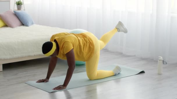 Надмірна вага Чорна жінка робить тренування на фітнес килимок вдома — стокове відео