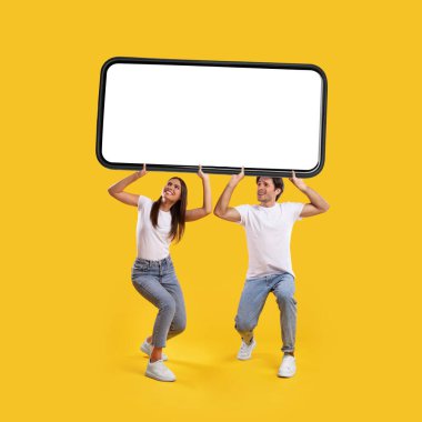 Ağır beyaz akıllı telefon ekranı tutan çift