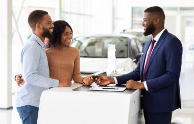 Araba satın alma. Satış merkezinden Mutlu Siyah Çift Anahtarı