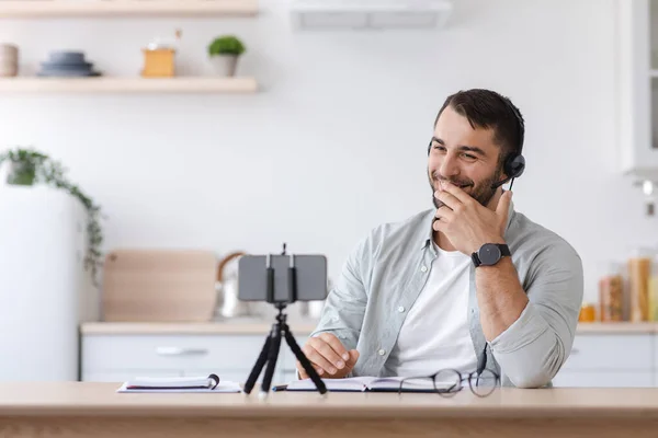 Rire mature européen guy teacher avec barbe dans lunettes et écouteurs regarder téléphone — Photo