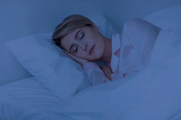 Bella donna matura che dorme bene sul cuscino durante la notte — Foto Stock