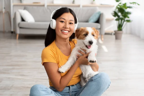 Ganska asiatisk kvinna vilar med sitt husdjur hemma — Stockfoto