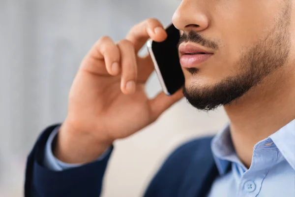 Llamada de negocios. Primer plano disparo de joven Oriente Medio hombre hablando en el teléfono celular — Foto de Stock