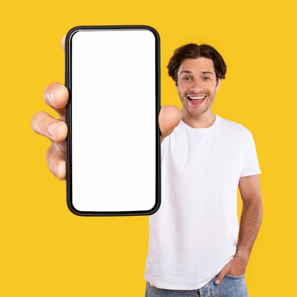 Mann zeigt weißen leeren Smartphone-Bildschirm in der Nähe der Kamera — Stockfoto