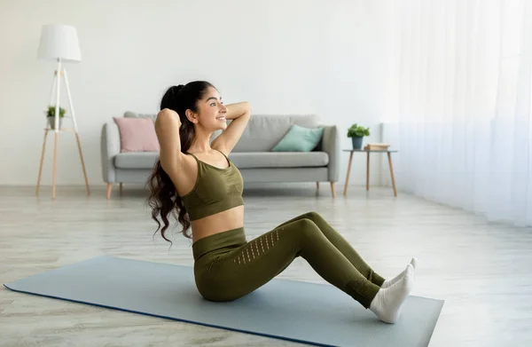 Passform indisk kvinna tränar på yogamatta, stärka magmusklerna hemma, full längd — Stockfoto