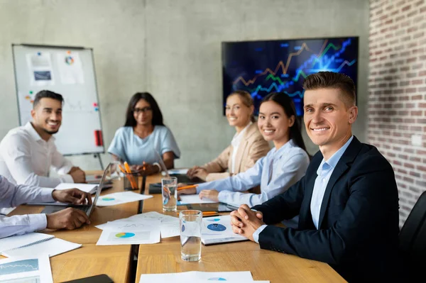 Equipa de negócios moderna. Grupo de colegas multiétnicos sentados à mesa no escritório — Fotografia de Stock
