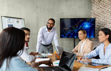 İş Eğitimi. Çeşitli çok ırklı meslektaşlar toplantı odasında toplanıyor.