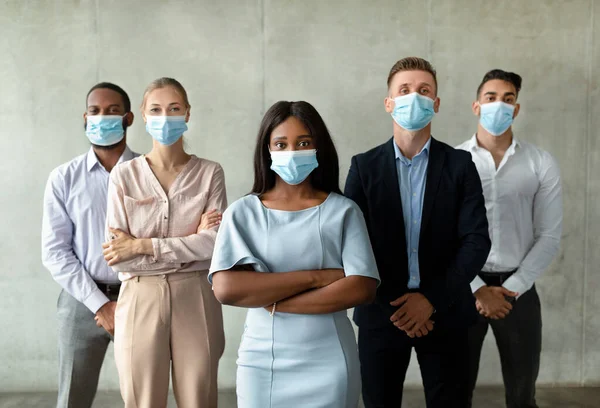 仕事の概念に戻る。フェイスマスクを着用した多民族ビジネスチームが一緒にポーズ — ストック写真