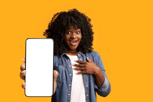 Femme noire incroyable montrant grand smartphone avec écran blanc — Photo