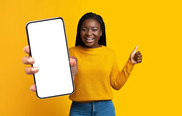 Leuke mooie zwarte vrouw tonen mobiele telefoon met leeg scherm — Stockfoto