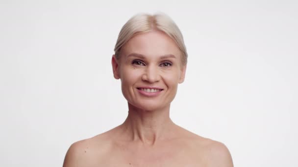 Piękny portret atrakcyjnej kobiety w średnim wieku uśmiechniętej do kamery, wolny ruch — Wideo stockowe