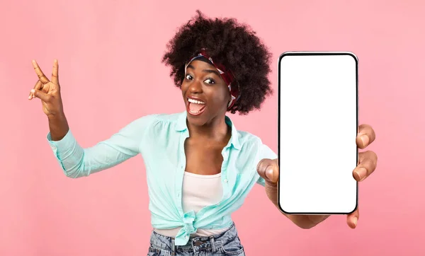 Femme noire émotionnelle démontrant smartphone avec écran vide — Photo