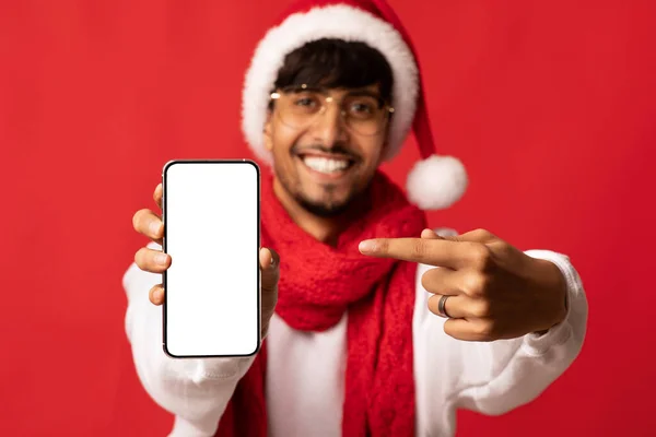 Glad indian kille i tomte hatt visar smartphone, mockup — Stockfoto