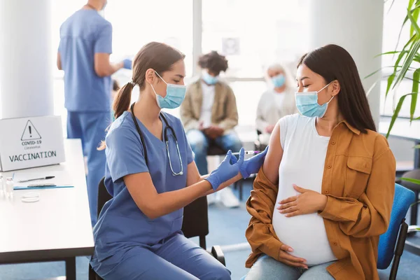 Pregnant Asian Lady Receiving Vaccine Injection In Medical Centre — Stock Photo, Image