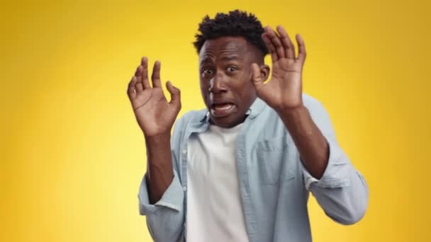 Angst und Phobie. Studioporträt eines jungen angstgeplagten Afroamerikaners, der sich verängstigt, schreit und zurückschreckt — Stockvideo