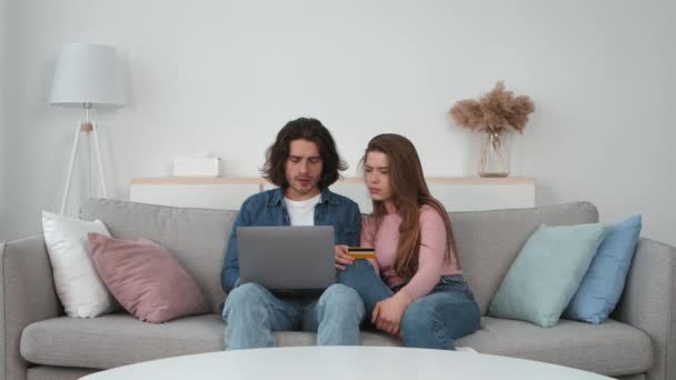 Finansal sorunlar. Genç çift evde online alışveriş yapıyor ama bankacılık sistemi hatası yüzünden reddediliyor. — Stok video