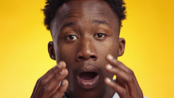 Šokující nabídka. Užaslý africký Američan dívá na kameru v úžasu, dívá se na kameru s otevřenými ústy — Stock video