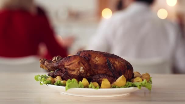 Pečené Turecko pokrm na pozadí s rodinou slaví Díkůvzdání Indoors — Stock video