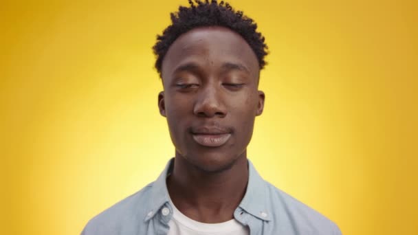 Vittoria inaspettata. Ritratto ravvicinato di un giovane uomo afroamericano sorpreso che guarda la macchina fotografica con stupore — Video Stock