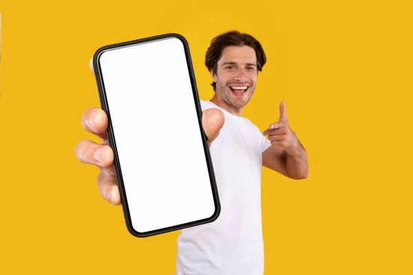 Mann zeigt auf weißen leeren Smartphone-Bildschirm, Attrappe — Stockfoto