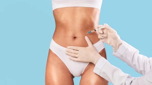 뷰티 살롱에서 lipolysis 치료 데 여자 — 스톡 사진