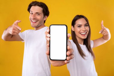 Model için boş beyaz akıllı telefon ekranı gösteren çift
