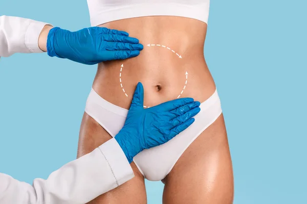美容室で脂肪分解治療を有する女性 — ストック写真