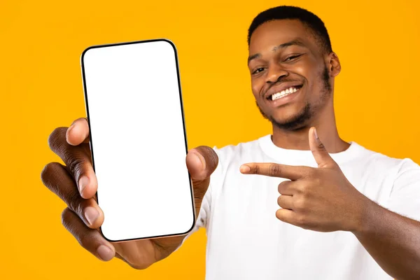 Chico negro guapo alegre con teléfono celular, maqueta — Foto de Stock