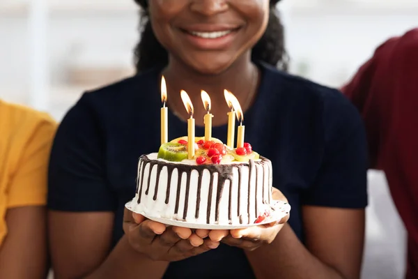 Tanımlanamayan Afrikalı Amerikalı doğum günü kadını elinde mumlarla pasta tutuyor. — Stok fotoğraf