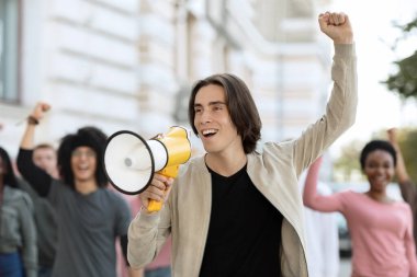 Sokakta megafonla dolaşan karizmatik bir eylemci.