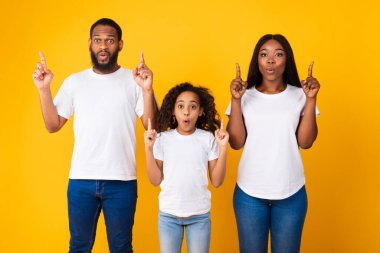 Stüdyoda boş alana bakan siyahi bir aile.