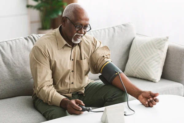 Sénior Africano Masculino Medição Arterial Pressão Arterial Tendo Hipertensão Indoor — Fotografia de Stock