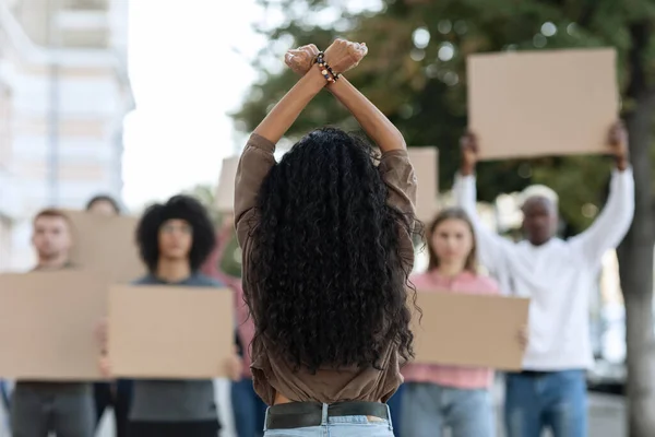 Felismerhetetlen hosszú hajú női vezető csoport tüntetők — Stock Fotó