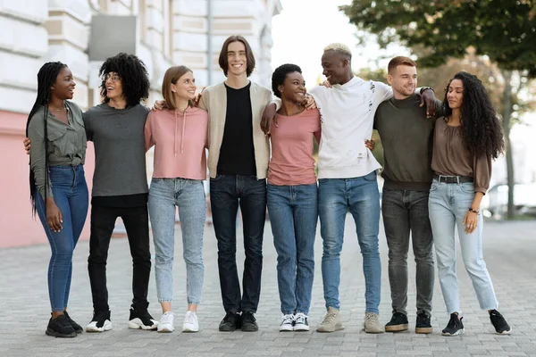 Grupo multirracial de hombres y mujeres felices del milenio al aire libre, panorama — Foto de Stock