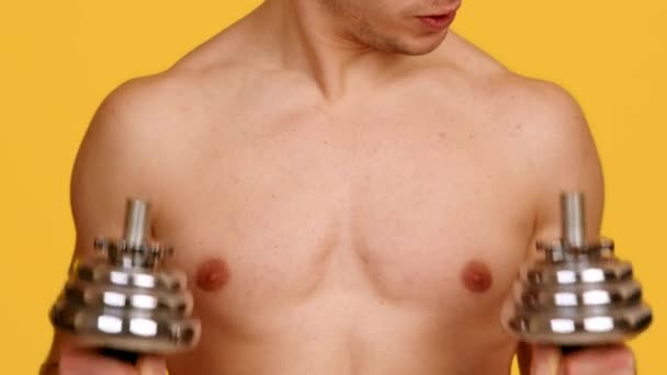 Kroppsbyggnadskoncept. Oigenkännlig kaukasiska skjorta kille lyfta hantlar, öva bröst och biceps motion — Stockvideo