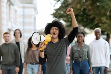 Hevesli karışık ırk adamı ve hoparlör başı grevde.
