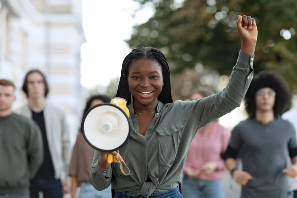 Харизматичная чернокожая активистка с мегафоном на улице — стоковое фото
