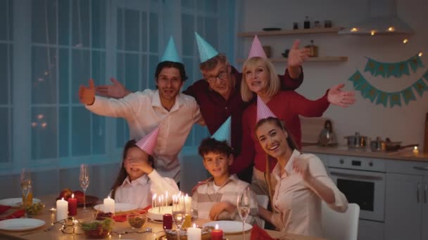 Famille vous invitant à rejoindre la fête d'anniversaire Célébration à la maison — Video