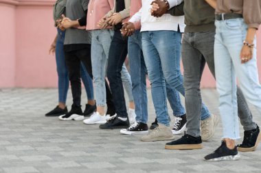 Tanımlanamayan insanlar el ele tutuşuyor, grev yapıyor, boşluğu kopyalıyor.
