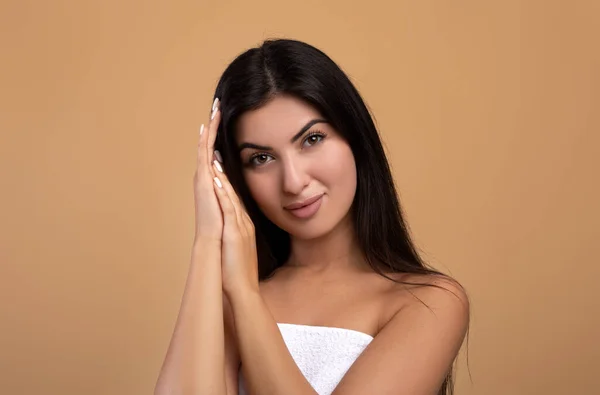 Conceito facial Spa. Retrato de bela senhora arménia com pele perfeita, desfrutando de resultado de tratamento de beleza — Fotografia de Stock