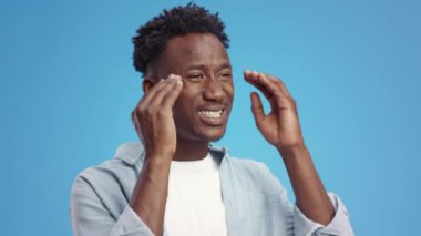 Akıl sağlığı sorunları. Akut baş ağrısı nöbeti geçiren, bipolar bozukluğu olan Afrikalı genç bir Amerikalı.