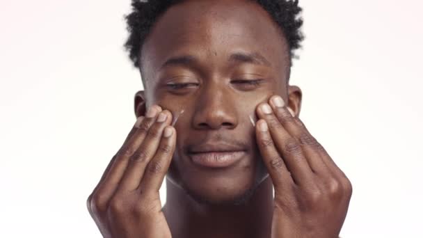 男性の顔のケア手順。若いですアフリカ系アメリカ人男適用甘やかす後剃りクリームで頬の皮膚 — ストック動画