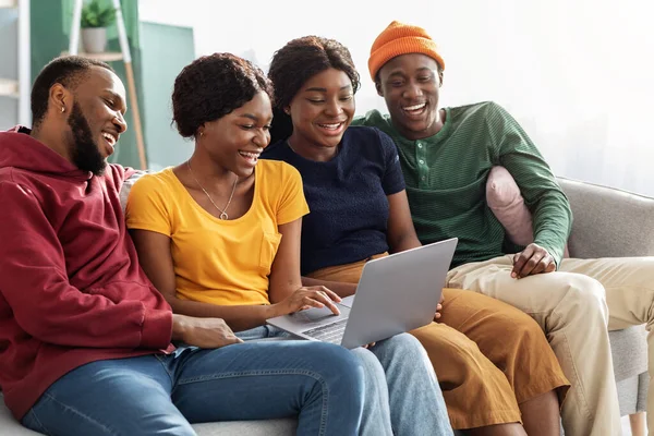 Positivo afroamericano millennials viendo divertido vídeo en la computadora — Foto de Stock