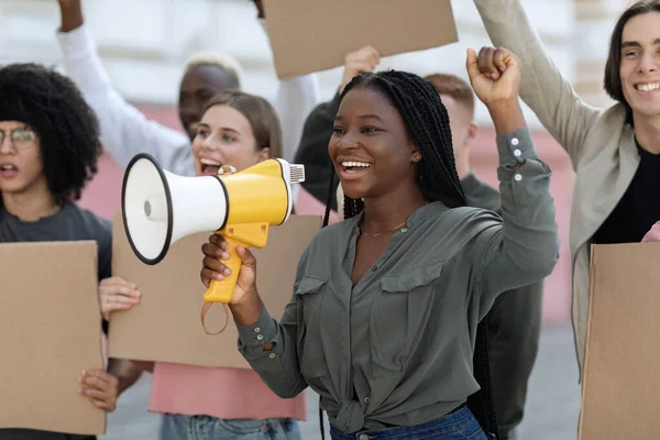 Emocionada mujer afroamericana con altavoz sobre multitud — Foto de Stock