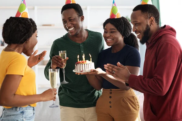 Vrolijke Afrikaanse Amerikaanse vrienden maken verrassing voor opgewonden verjaardag dame — Stockfoto