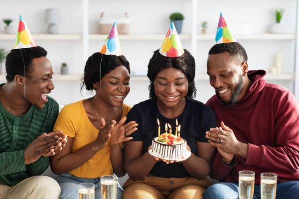 행복 한 흑인 친구 집에서 생일 축하 — 스톡 사진