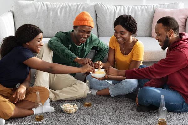 Neşeli Afrikalı Amerikalı arkadaşlar evde bira içiyorlar. — Stok fotoğraf