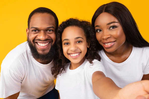 Retrato de familia negra feliz tomando selfie juntos en el estudio — Foto de Stock