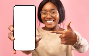 Siyah kadının elinde boş ekranlı modern akıllı telefon.