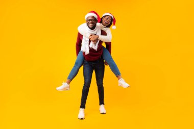 Xmas 'ta Eğlenen Kadın Taşıyan Siyah Adam, Sarı Arkaplan